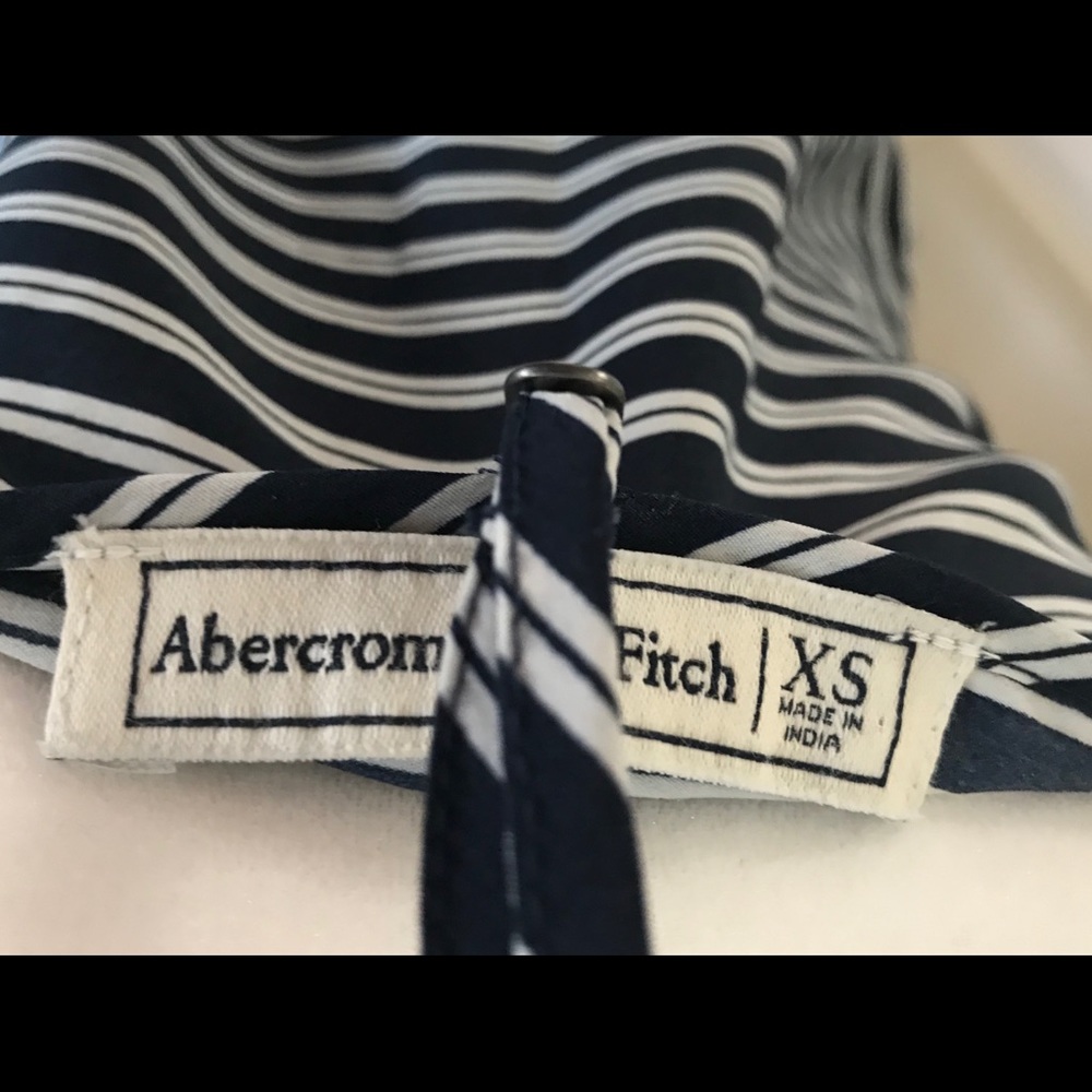 A&F Adorable Ruffle Top - Picture 3 of 3
